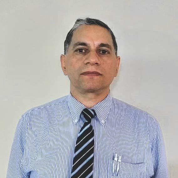 Retrato de Arnaldo Bobadilla en la oficina del estudio.