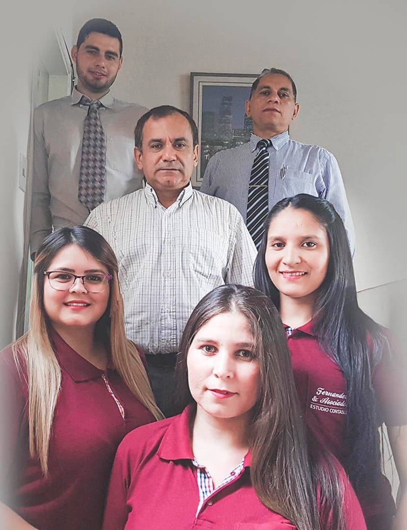 El equipo del estudio reunido en la oficina de Asunción.