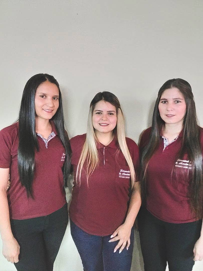 Parte del equipo del estudio en la oficina de Asunción.